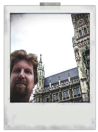 Nils Naber standing in front of the Neue Rathaus in Munich